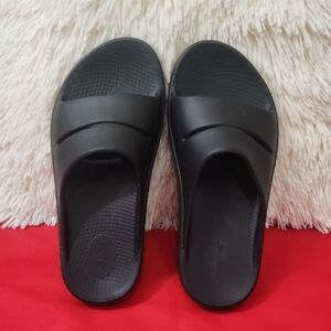 OOFOS Women's Black Slip-On Sandals